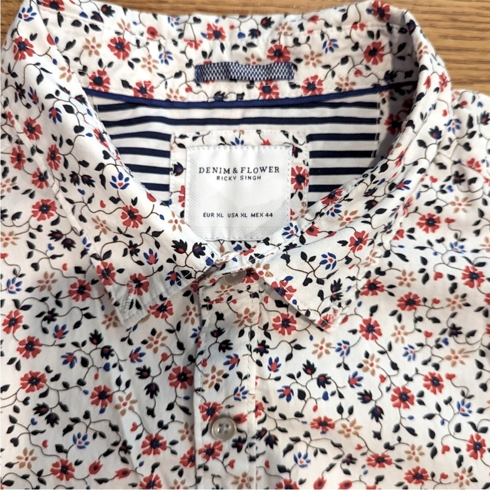 Men's Short Sleeve Button Down Size XL